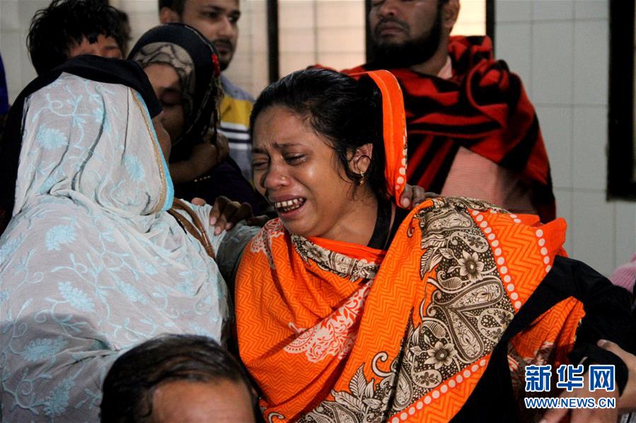 （国际）（1）孟加拉国一塑料制品厂失火已致13人死亡