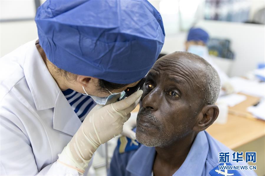 （国际·图文互动）（2）通讯：给更多人带来光明——记中国驻吉布提保障基地“光明行动”专项医疗服务活动