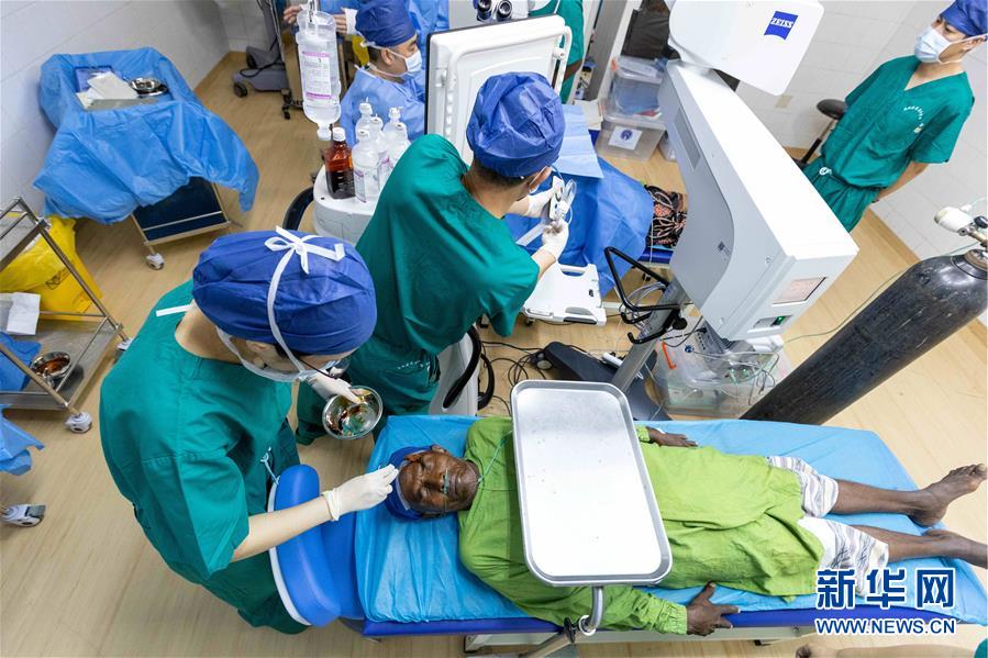 （国际·图文互动）（3）通讯：给更多人带来光明——记中国驻吉布提保障基地“光明行动”专项医疗服务活动