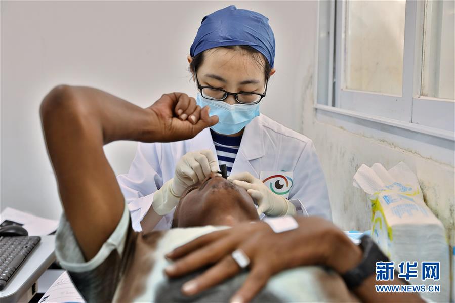 （国际·图文互动）（4）通讯：给更多人带来光明——记中国驻吉布提保障基地“光明行动”专项医疗服务活动