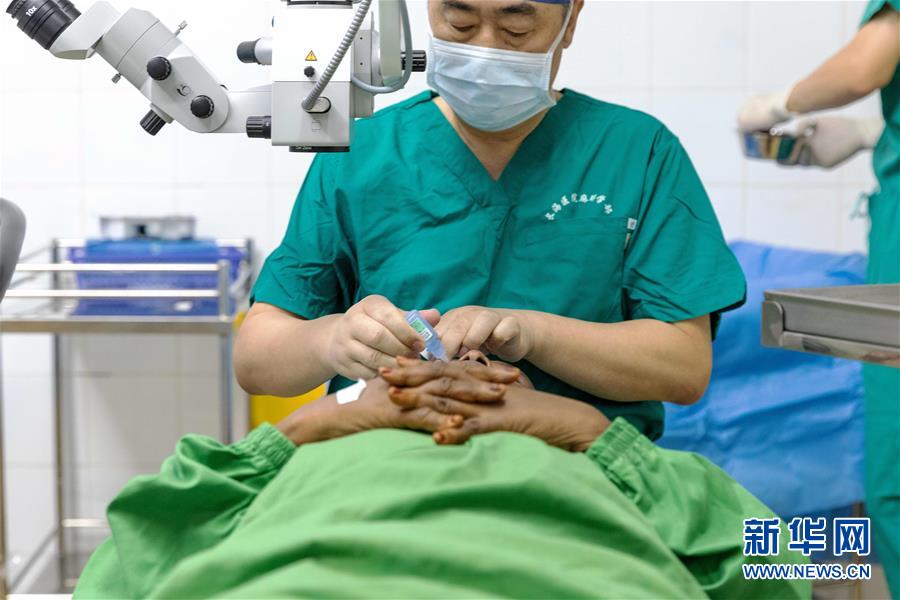 （国际·图文互动）（6）通讯：给更多人带来光明——记中国驻吉布提保障基地“光明行动”专项医疗服务活动