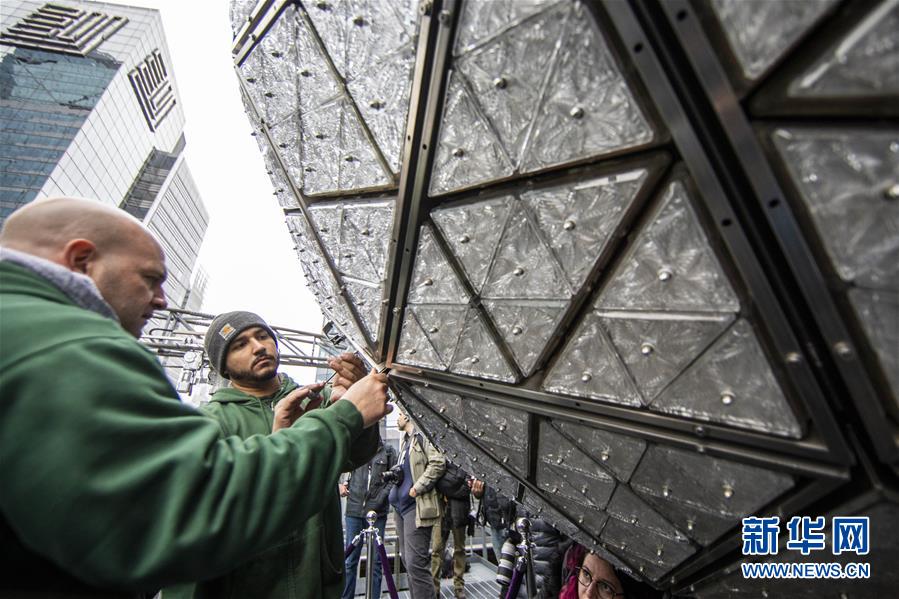 （国际&middot;一周看天下）闪亮灯球