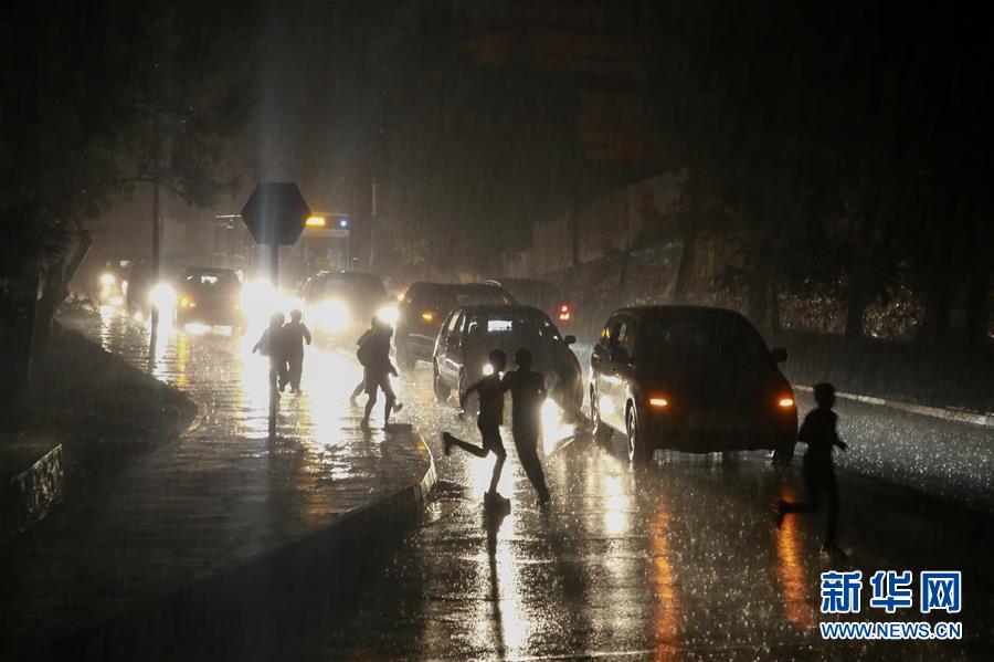 （国际&middot;一周看天下）暴雨倾盆