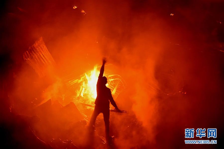 （国际&middot;一周看天下）火光冲天