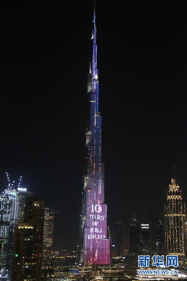 （国际）（1）世界第一高楼哈利法塔灯光秀为10周岁“庆生”