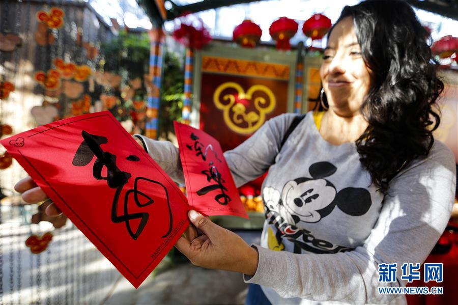 (国际·图文互动)(1)通讯:美国迪士尼加州冒险乐园红红火火迎鼠年