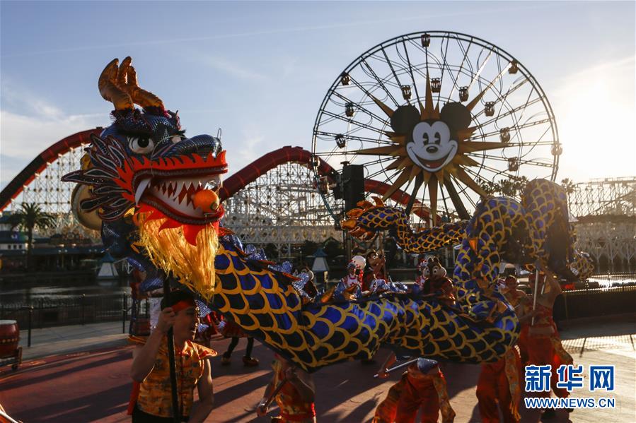 (国际·图文互动)(3)通讯:美国迪士尼加州冒险乐园红红火火迎鼠年