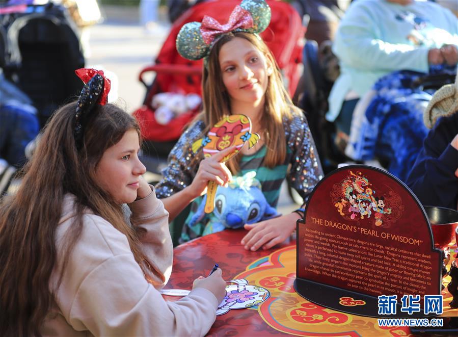 (国际·图文互动)(5)通讯:美国迪士尼加州冒险乐园红红火火迎鼠年