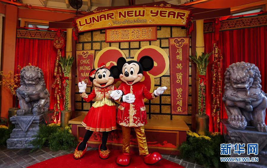 (国际·图文互动)(7)通讯:美国迪士尼加州冒险乐园红红火火迎鼠年