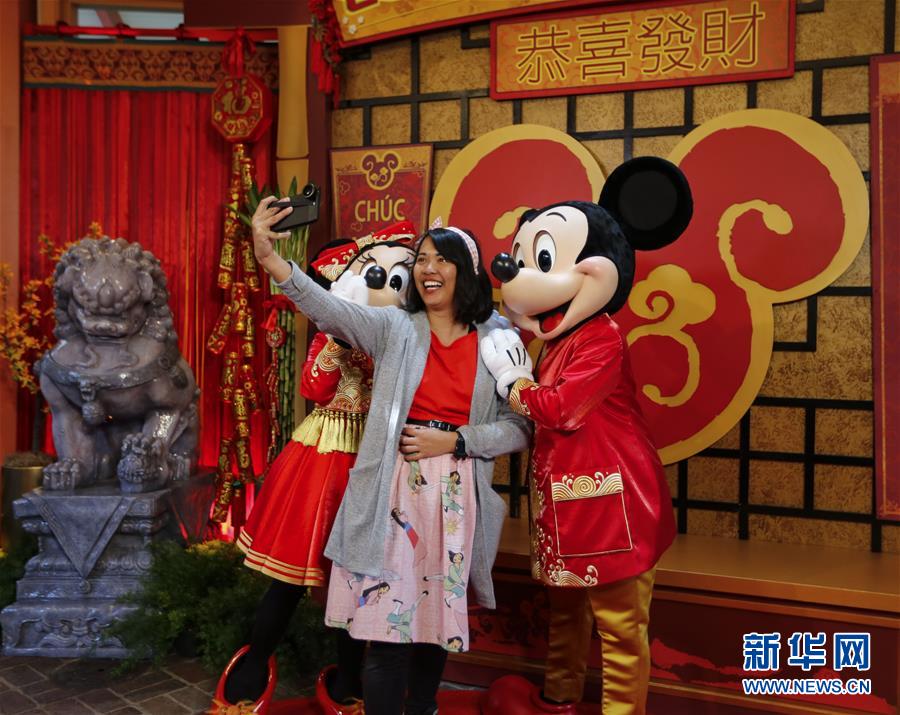 (国际·图文互动)(8)通讯:美国迪士尼加州冒险乐园红红火火迎鼠年
