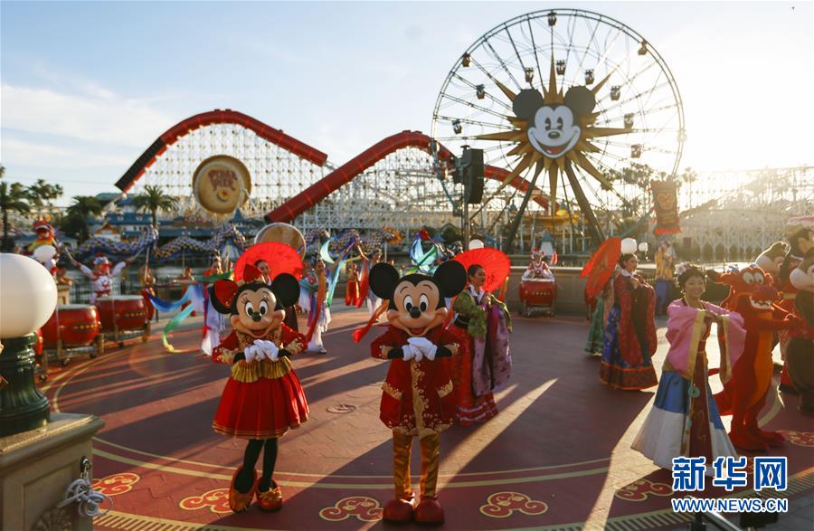 (国际·图文互动)(10)通讯:美国迪士尼加州冒险乐园红红火火迎鼠年
