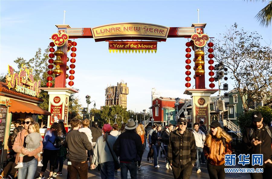 (国际·图文互动)(11)通讯:美国迪士尼加州冒险乐园红红火火迎鼠年