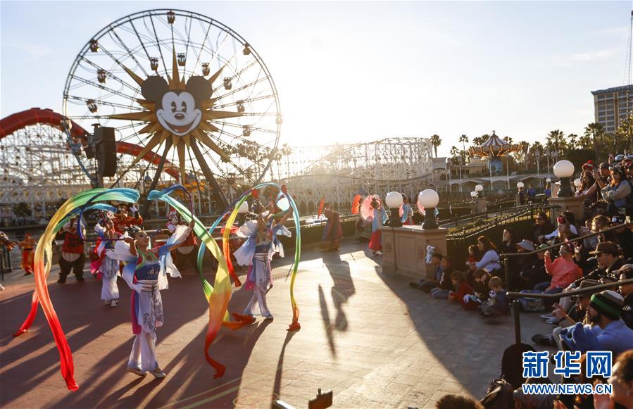 (国际·图文互动)(12)通讯:美国迪士尼加州冒险乐园红红火火迎鼠年