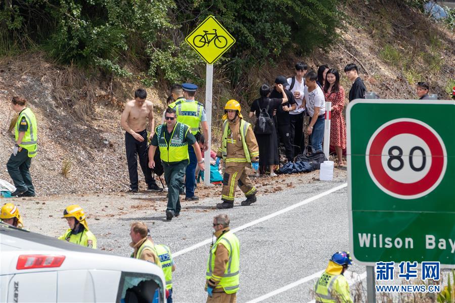 （国际）（2）新西兰南岛旅游大巴侧翻 多名中国游客受伤