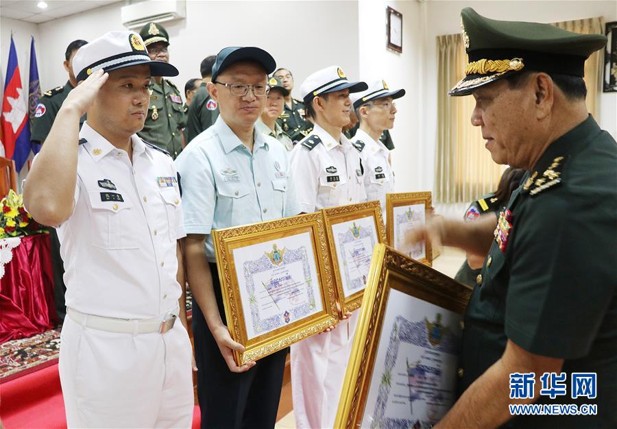（國際）中國軍醫專家組獲柬埔寨“和平騎士勳章”