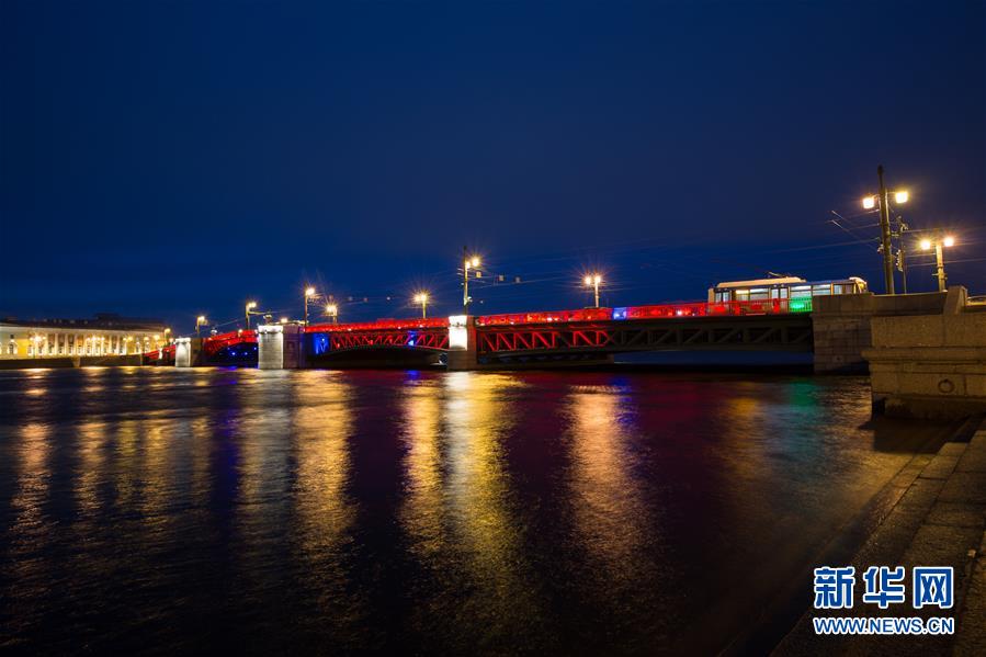 （国际）（3）圣彼得堡宫廷桥点亮“中国红”