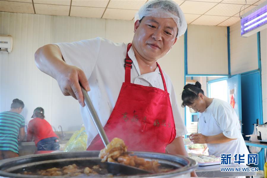 （国际&middot;图文互动）（5）通讯：&ldquo;祖国亲人请放心，我们在柬埔寨过年挺好的！&rdquo;&mdash;&mdash;来自中国援柬国家体育场项目建设者的春节问候