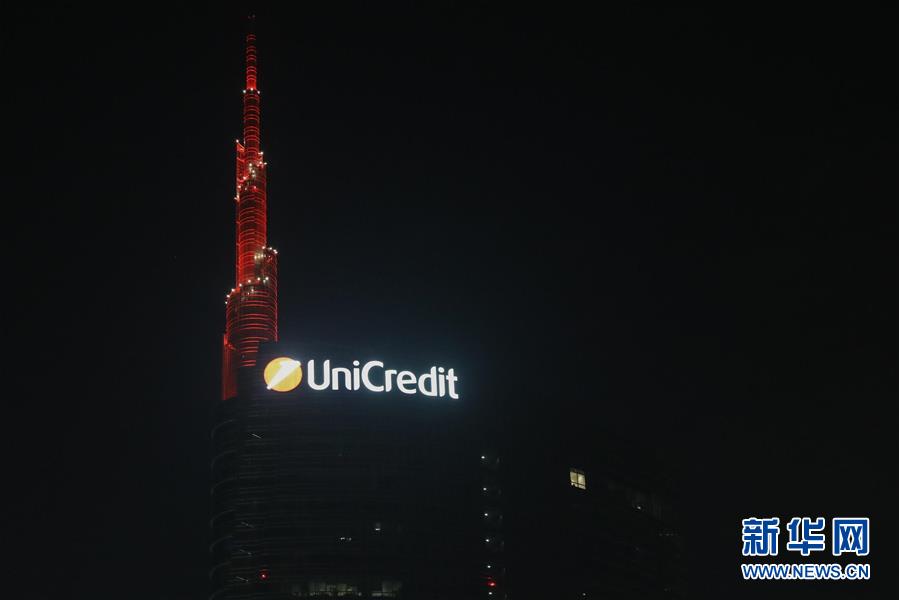 （国际）（1）米兰：裕信银行塔点亮&ldquo;中国红&rdquo;庆春节