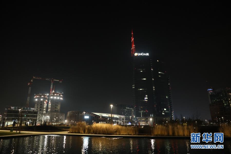 （国际）（2）米兰：裕信银行塔点亮&ldquo;中国红&rdquo;庆春节