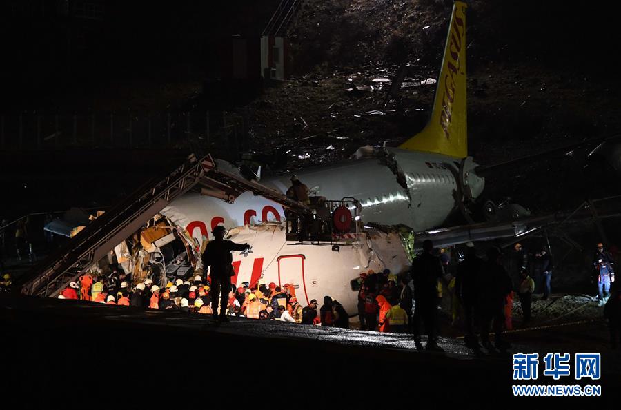（国际）（1）土耳其一客机降落时滑出跑道至少120人受伤