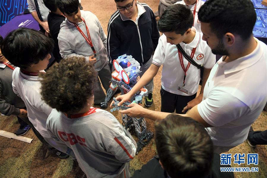 （国际）科威特举行机器人和人工智能节