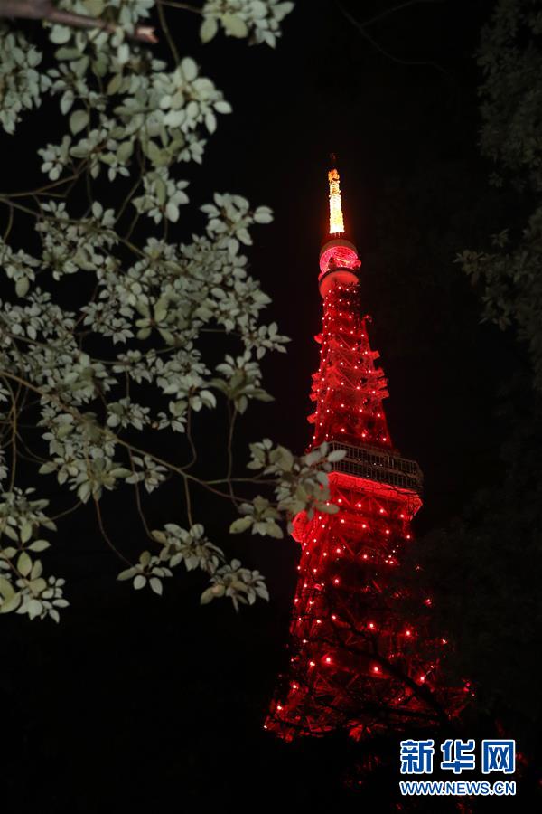 （国际）东京塔点亮“中国红”为中国抗击疫情加油