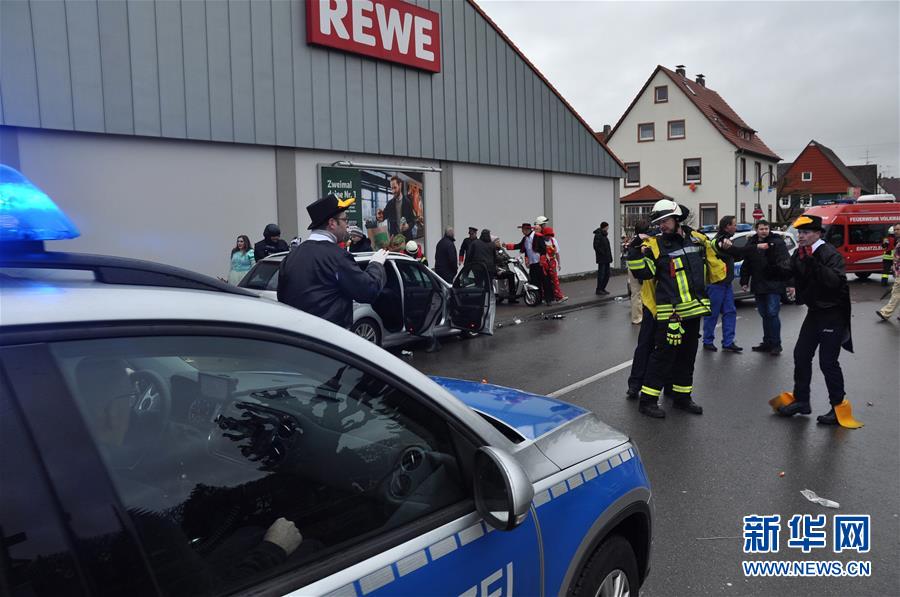 （国际）（1）德国一汽车冲入狂欢节人群约30人受伤