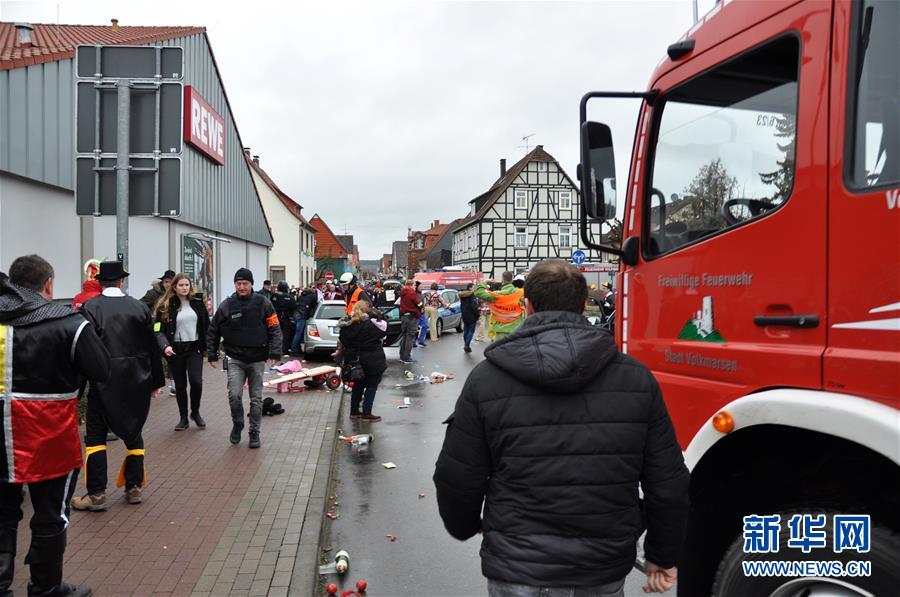 （国际）（2）德国一汽车冲入狂欢节人群约30人受伤
