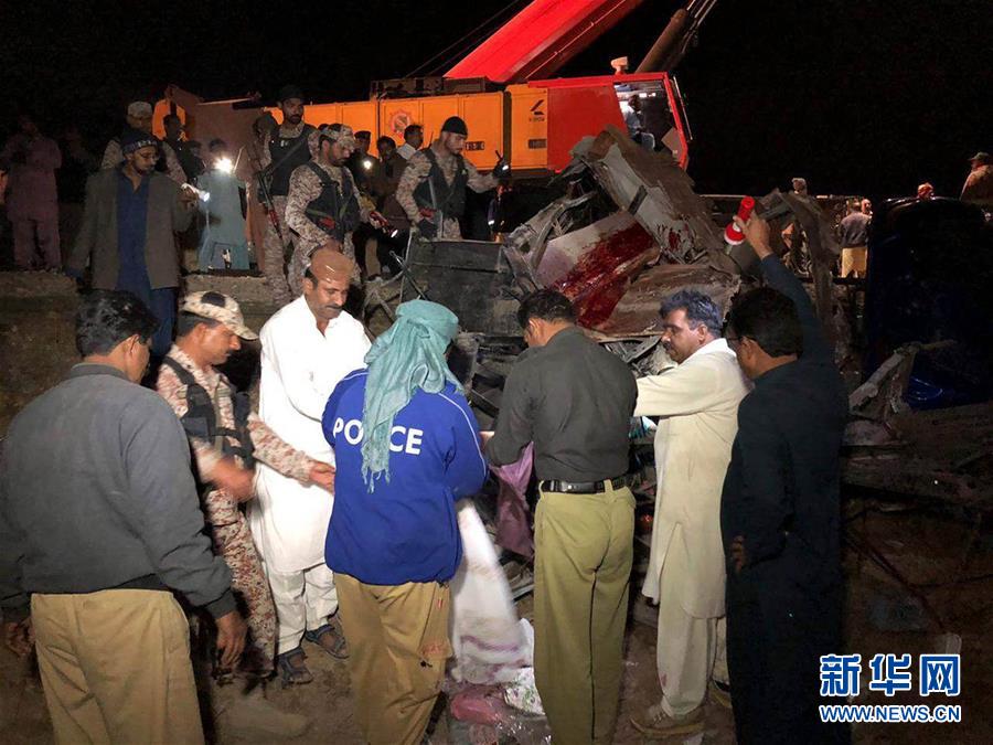 （国际）（1）巴基斯坦火车与巴士相撞事故死亡人数升至30人