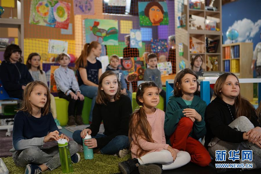 （国际疫情·XHDW）（1）捷克为因新冠肺炎疫情停课在家的孩子准备“电视课堂”