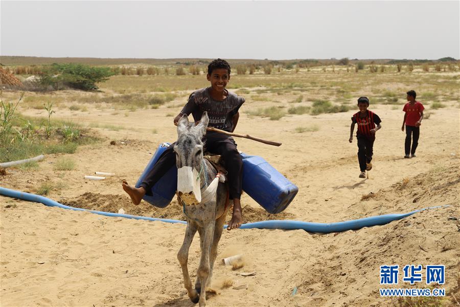 （国际）（1）世界水日--也门打水的儿童