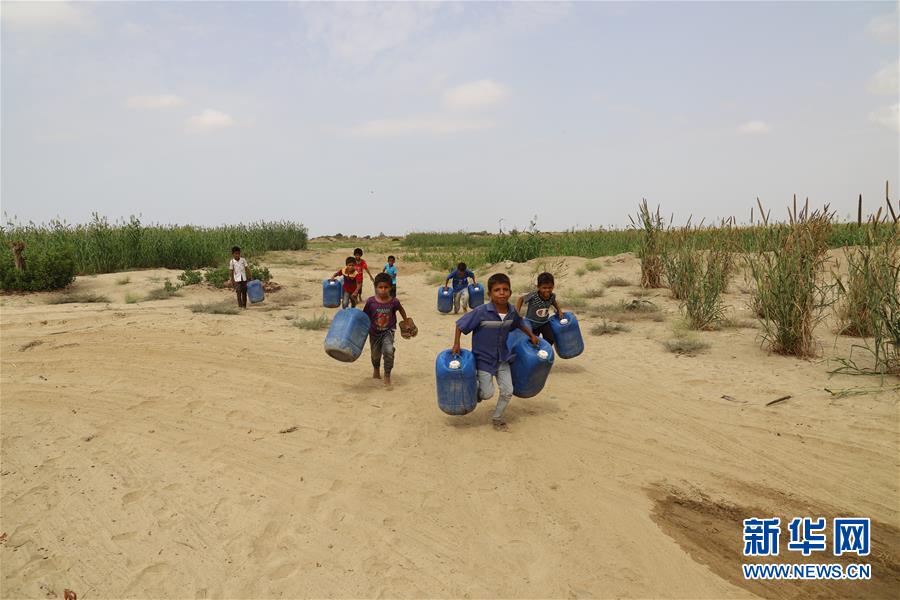 （国际）（2）世界水日--也门打水的儿童