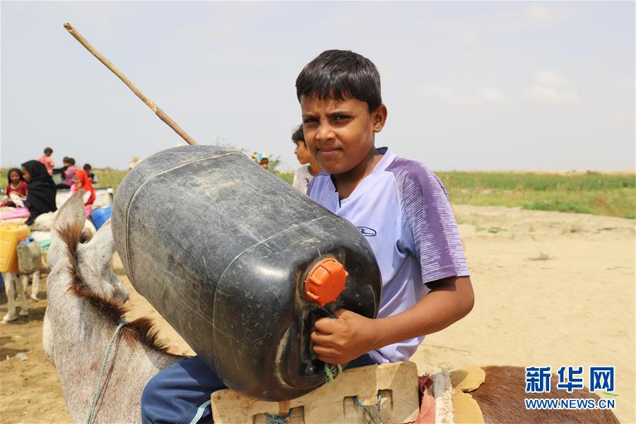 （国际）（5）世界水日--也门打水的儿童