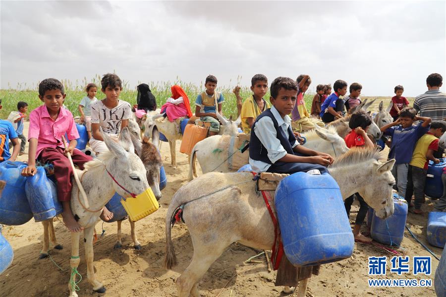 （新华视界）（3）世界水日--也门打水的儿童