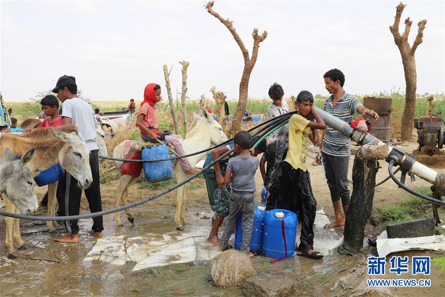 （新华视界）（4）世界水日--也门打水的儿童
