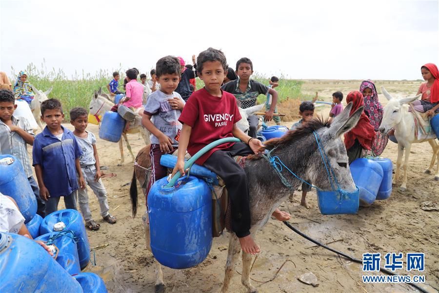 （新华视界）（6）世界水日--也门打水的儿童