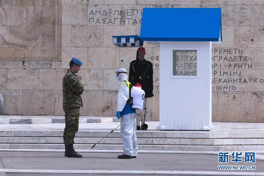 （国际疫情）（4）防范疫情：希腊雅典宪法广场进行消毒