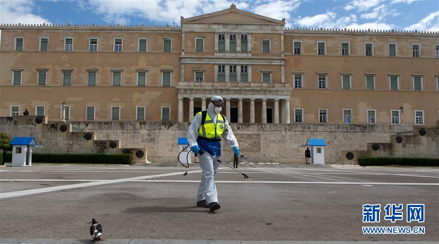 （国际疫情）（5）防范疫情：希腊雅典宪法广场进行消毒