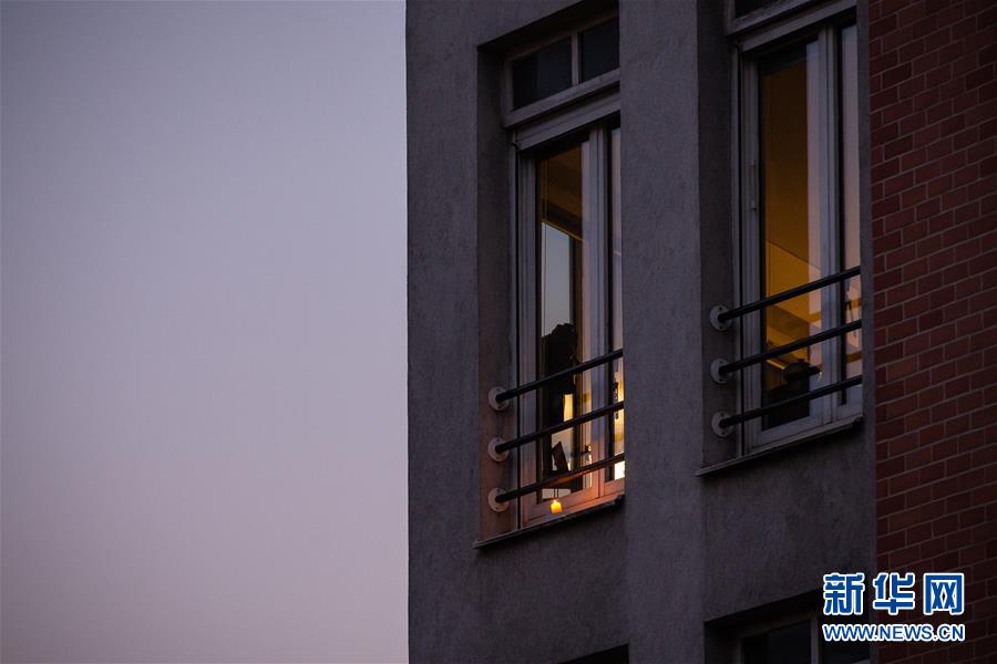 （国际疫情&middot;XHDW）（1）法国：窗边的祝福