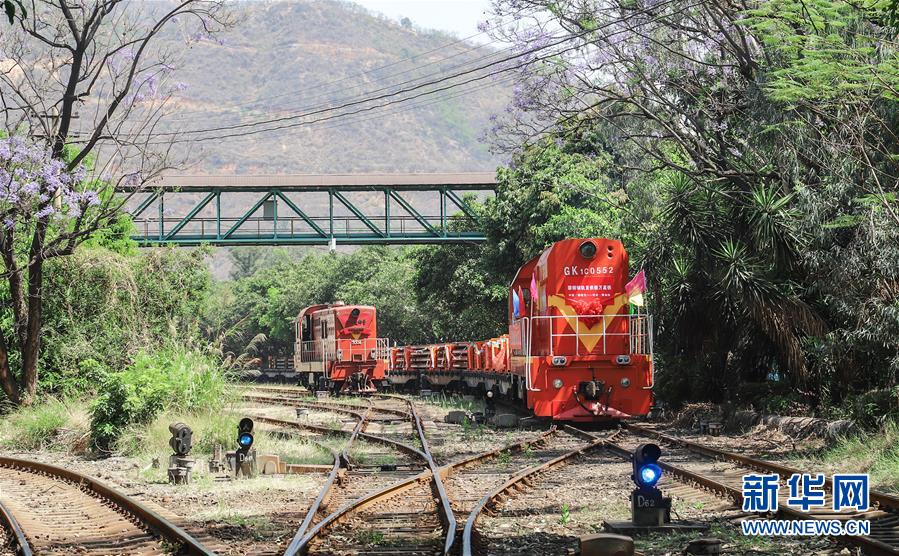 （圖文互動）（2）攀鋼集團向印尼雅萬高鐵發送首批近4000噸鋼軌