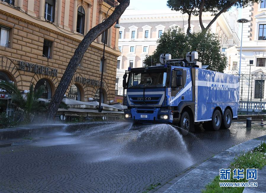 （国际疫情）（3）罗马警察出动清洗街道