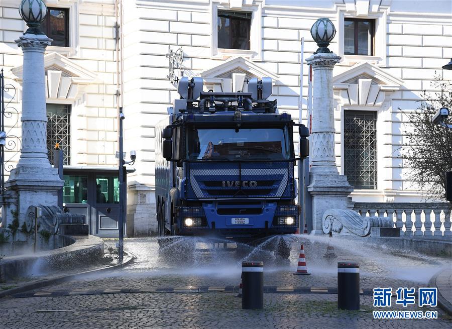 （国际疫情）（4）罗马警察出动清洗街道