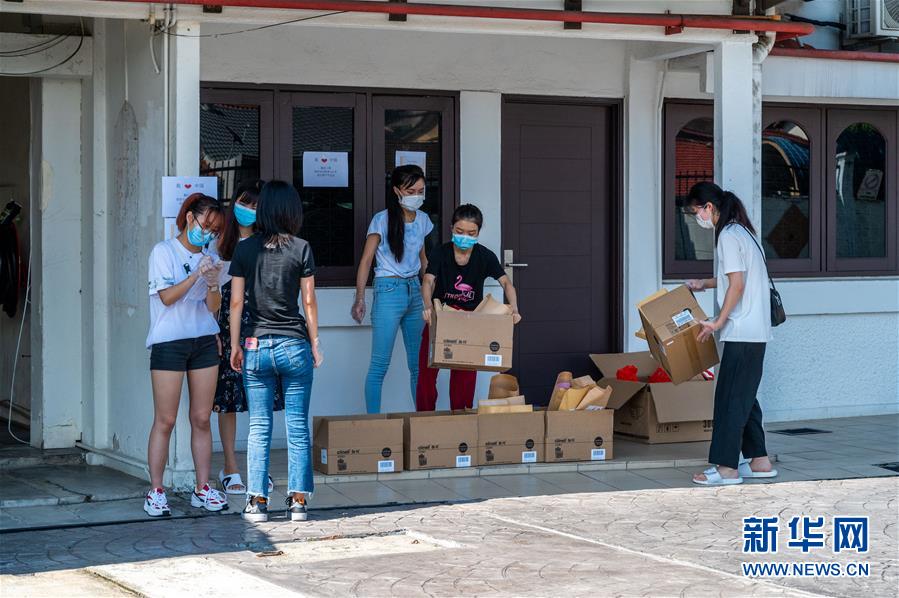 （XHDW&middot;图文互动）（2）通讯：&ldquo;同气连枝，花开可期&rdquo;&mdash;&mdash;记中国在马来西亚留学生领取&ldquo;健康包&rdquo;