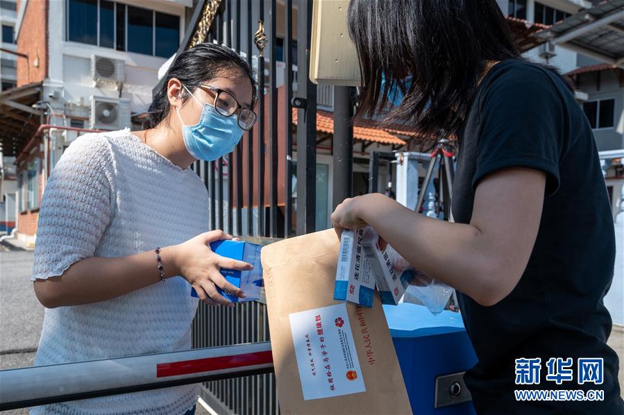 （XHDW&middot;图文互动）（5）通讯：&ldquo;同气连枝，花开可期&rdquo;&mdash;&mdash;记中国在马来西亚留学生领取&ldquo;健康包&rdquo;