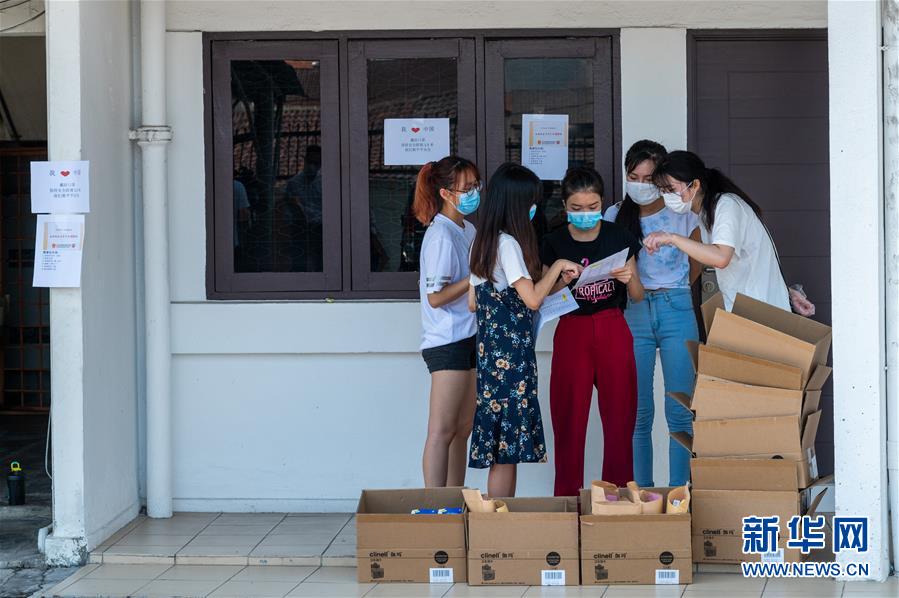 （XHDW·图文互动）（1）通讯：“同气连枝，花开可期”——记中国在马来西亚留学生领取“健康包”