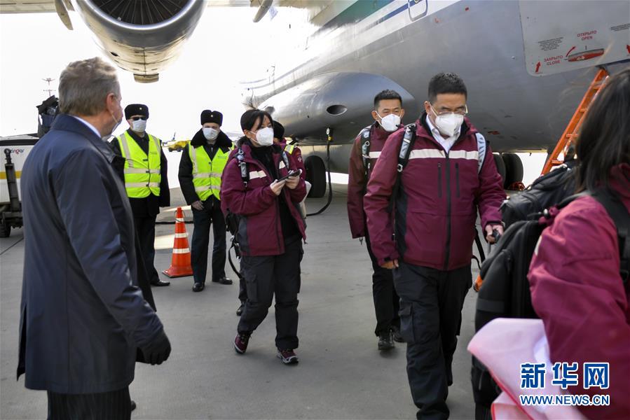 （国际）中国政府赴俄罗斯抗疫医疗专家组抵达莫斯科