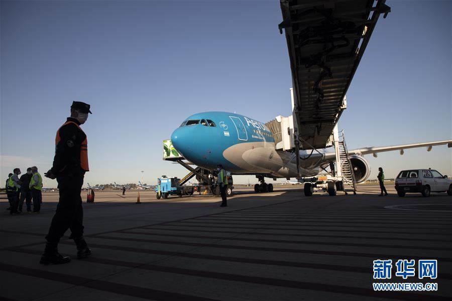 (图文互动·国际疫情)(1)通讯:3.8万公里的航程 跨越大洋的情谊——记阿根廷从中国运载防疫物资
