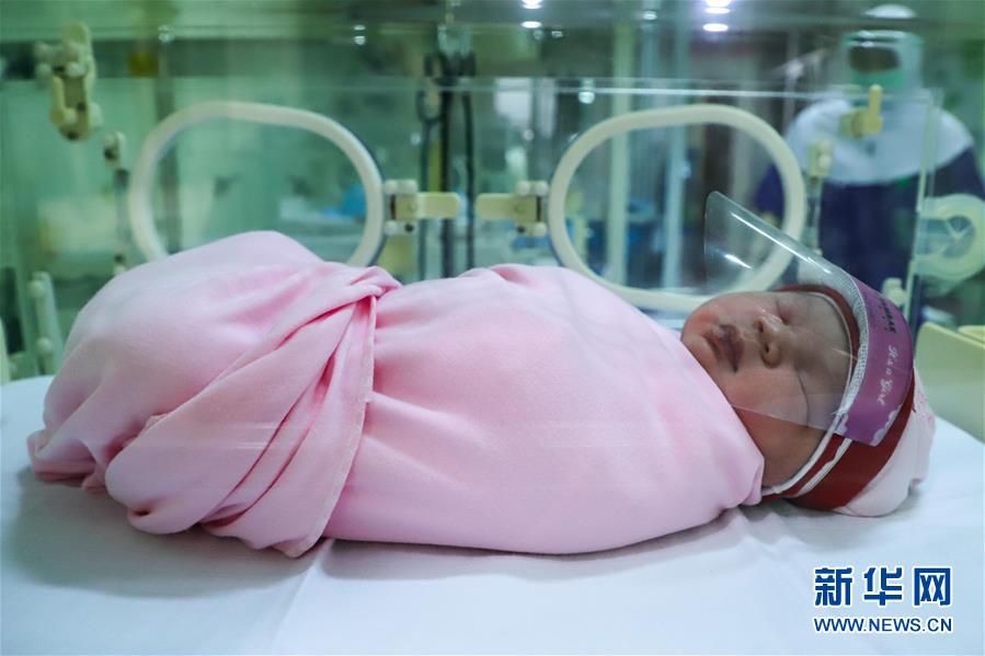 （国际&middot;一周看天下）戴防护面罩的新生儿