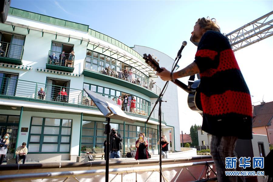 （国际&middot;一周看天下）&ldquo;窗台下&rdquo;的音乐会