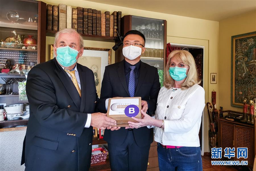 (国际疫情)(2)中国驻德使馆将防疫物资送交拉贝后代